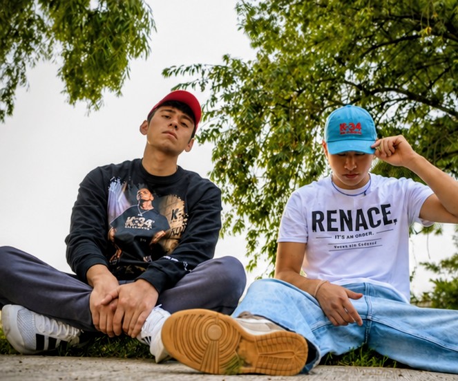 Dos jóvenes con playera RENACE. IT'S AN ORDER. y sudadera K-34 SIN CADENAS®
