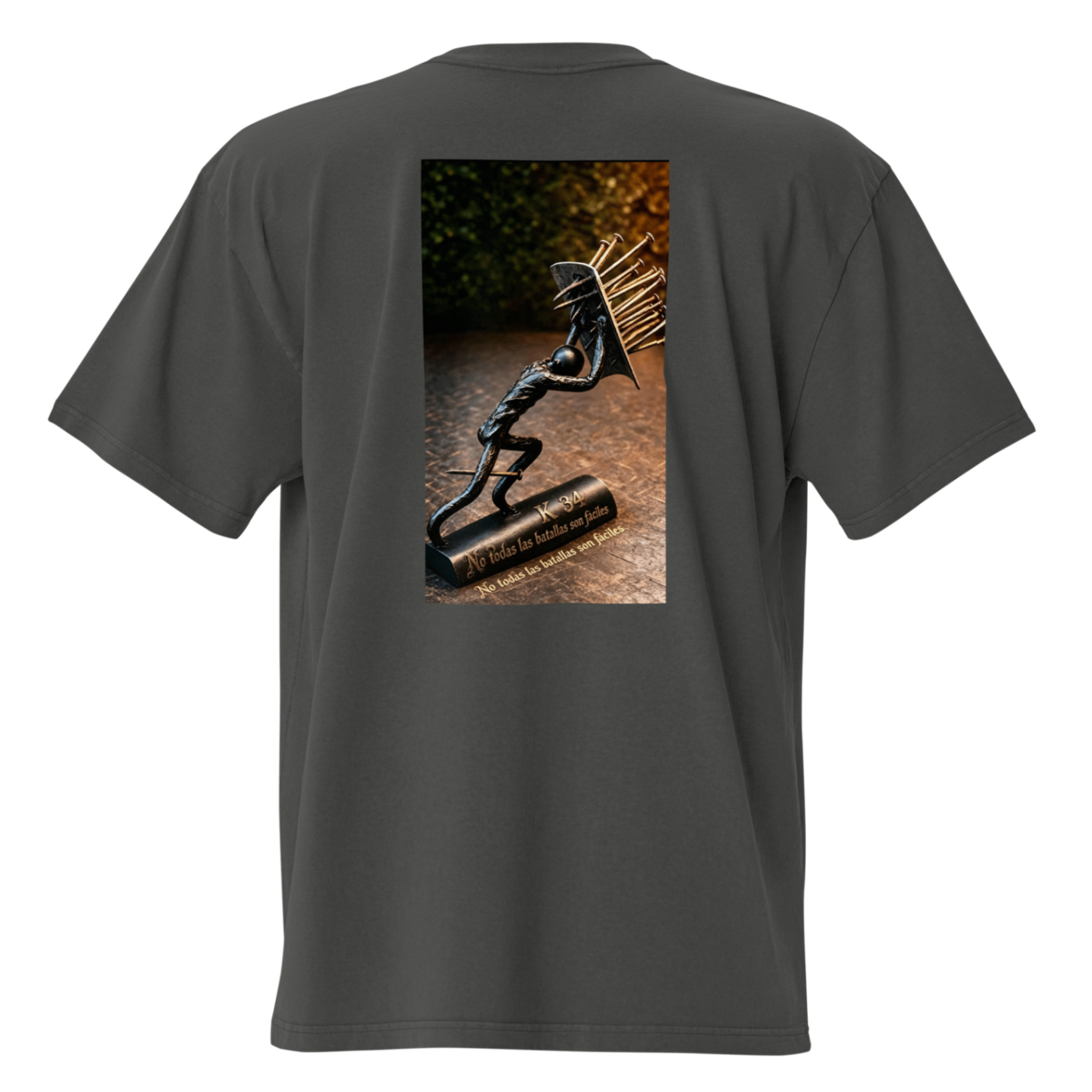 Playera oversized K-34 SIN CADENAS® faded con escultura K-34 'No todas las batallas son fáciles' al reverso y parche MEXICAN JAIL ART al frente