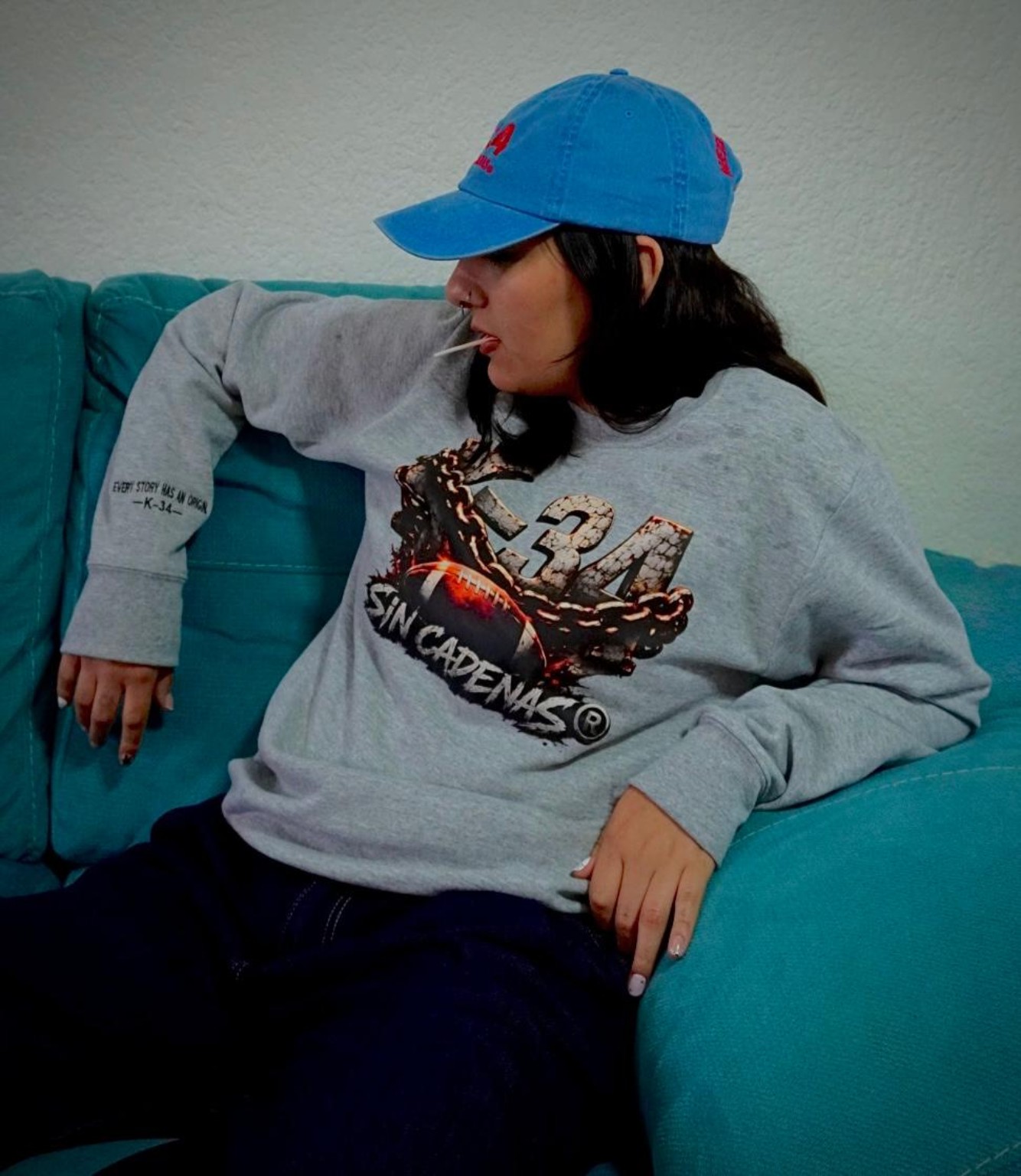 Sudadera gris K-34 con gorra azul denim
