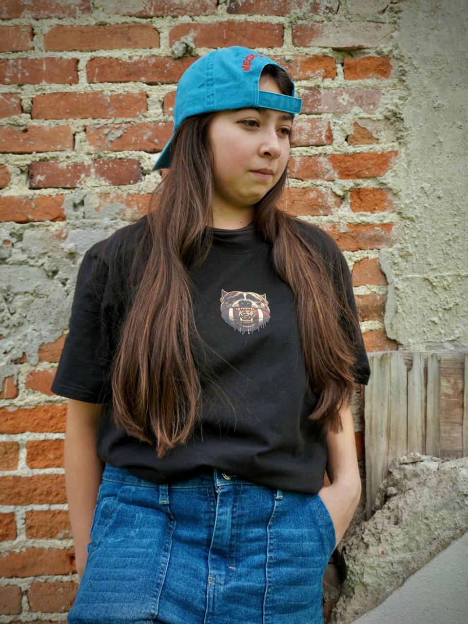 Emy con prendas K-34 SIN CADENAS®