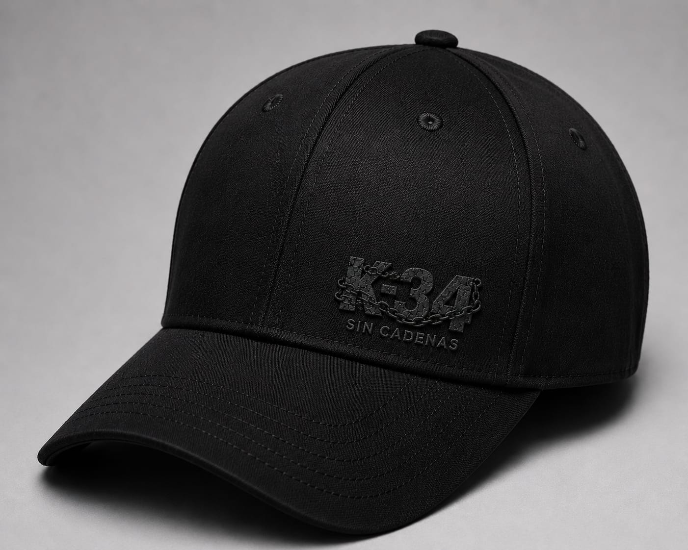 Gorra oficial K-34 SIN CADENAS® negra con logotipo tonal en relieve