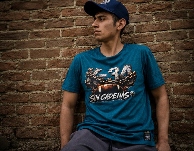Playera azul con estampado de balón y cadenas K-34 SIN CADENAS®
