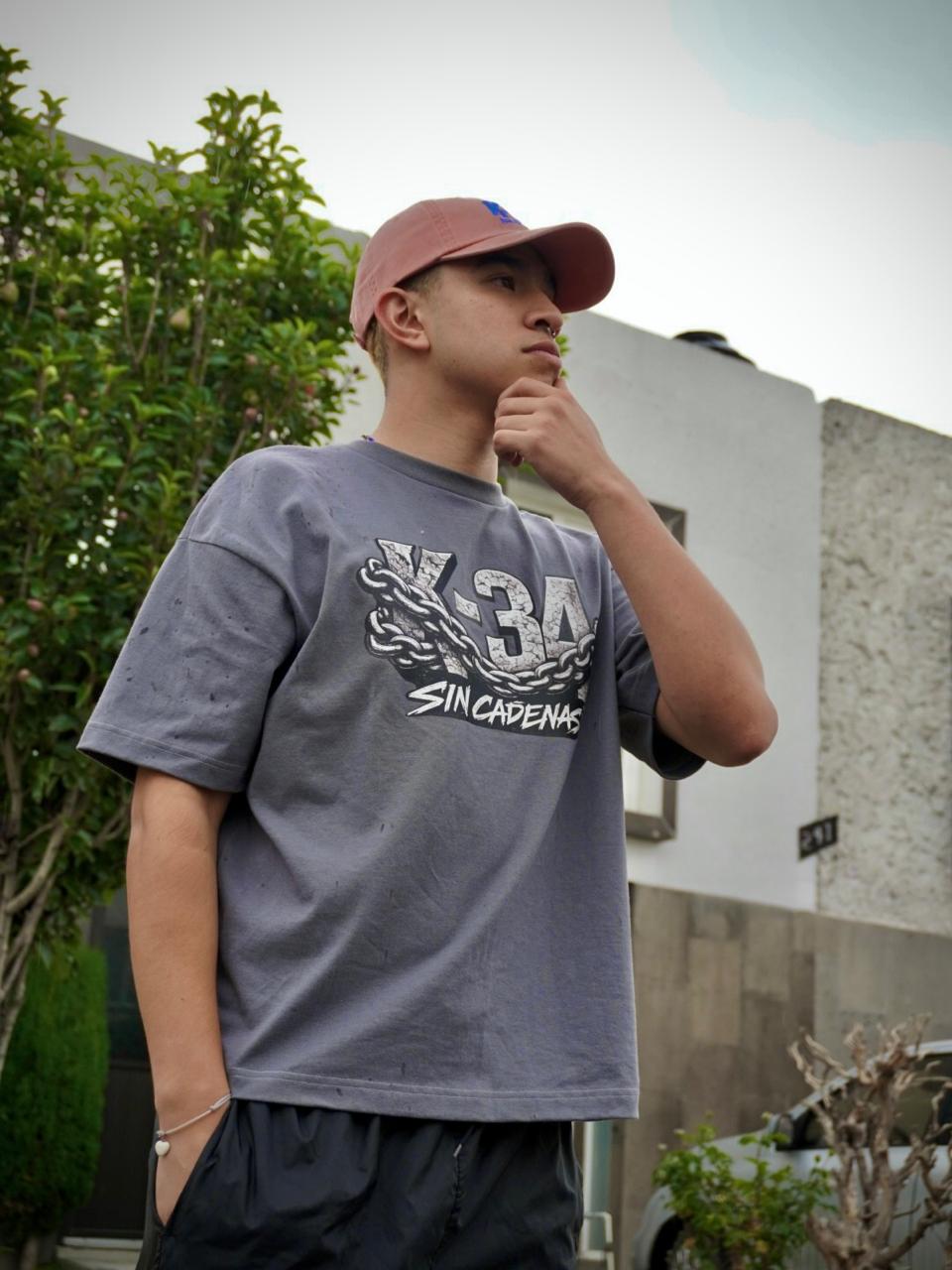 Playera gris K-34 SIN CADENAS® · estampado de cadenas