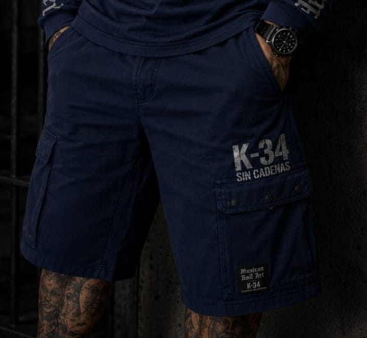 Bermuda cargo K-34 SIN CADENAS® azul marino con bolsillos laterales y etiqueta Mexican Jail Art