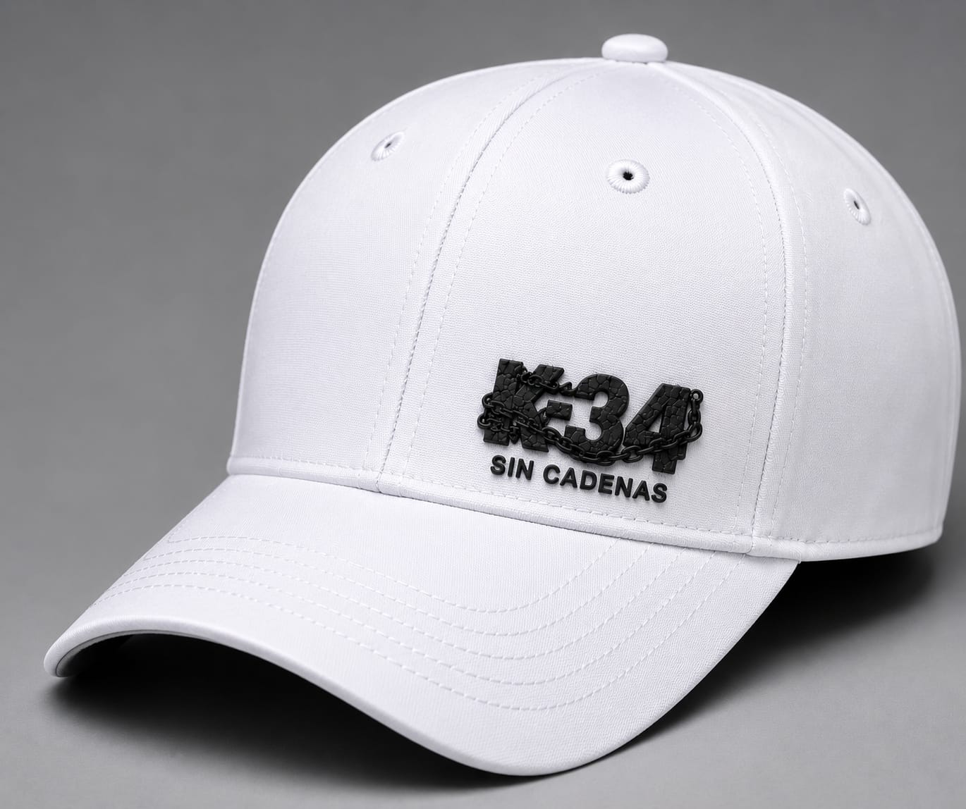 Gorra oficial K-34 SIN CADENAS® blanca con logotipo negro en relieve